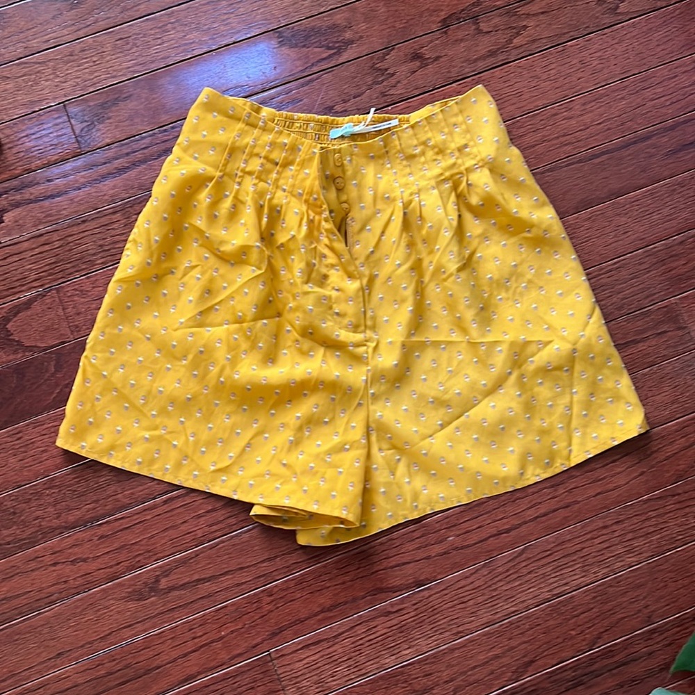 Mustard shorts with floral pattern